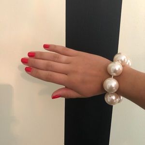 Oversized pearl bracelet